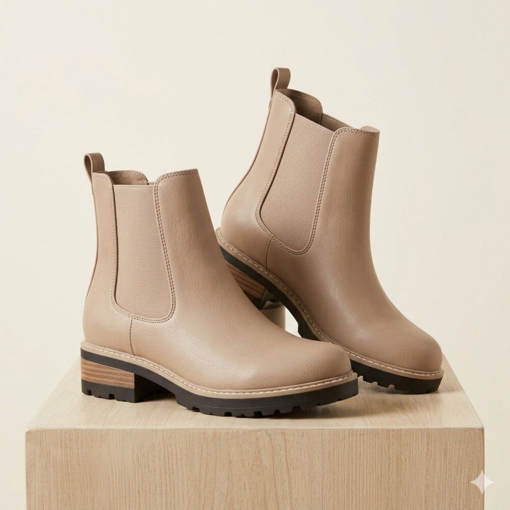 Universal Thread Celina Chelsea Boots Tan Taupe Faux Leather Size 8 1/2